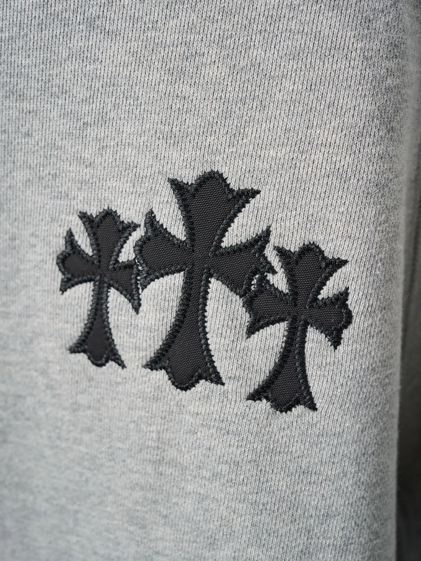 P480 Actual auction] Chrome Hearts/Ch cross logo patch embroidered hooded sweatshirt [Ready stock] S M L XL custom-made heavyweight fortress interwoven air cotton, full of texture, thick and solid, based on high-end ash tone, with a coexistence of vicissitudes and elegance. With the Chrome heart cross patch embroidery decoration on the chest, it becomes the ultimate interpretation of dark Gothic style. CH Gothic font is the finishing touch on the back panel. Let the totem become your spiritual thorn. The logo iron plate sways slightly with the swing of the body, adding a sense of movement and vitality. It is unobtrusive but has an indescribable aura. It interprets the perfect blend of retro and luxury. It adopts imported machine patch embroidery technology and uses advanced computer control systems and precise mechanical components to realize the Chrome Hearts logo patch embroidery operation. It presents an embroidery effect with both clarity and three-dimensionality. The fabrics have been washed and have a better hand feel and are not easily deformed. Not easy to shrink, not easy to fade, maintain long-term beauty, loose fit